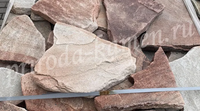 Галтованный плитняк песчаник «бело-малиновый»